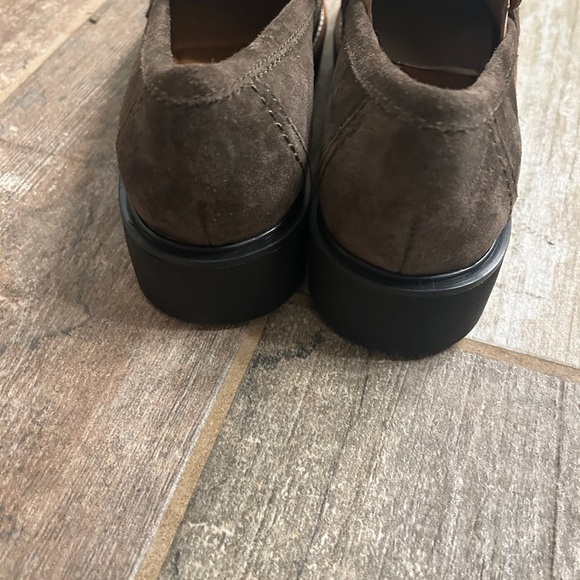 NWOB EARTH Dark Brown Suede Loafer with Gold Chain Detail - Picture 7 of 9